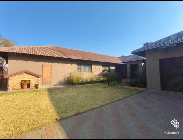 5 BEDROOM HOUSE FOR SALE IN VAALPARK